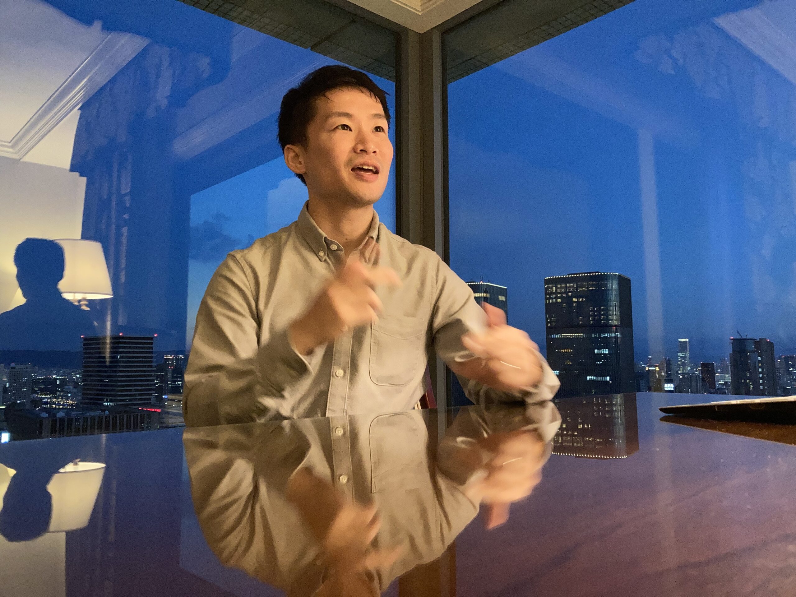 フォーカス実践英語の考え方について説明する代表の秀村祐二